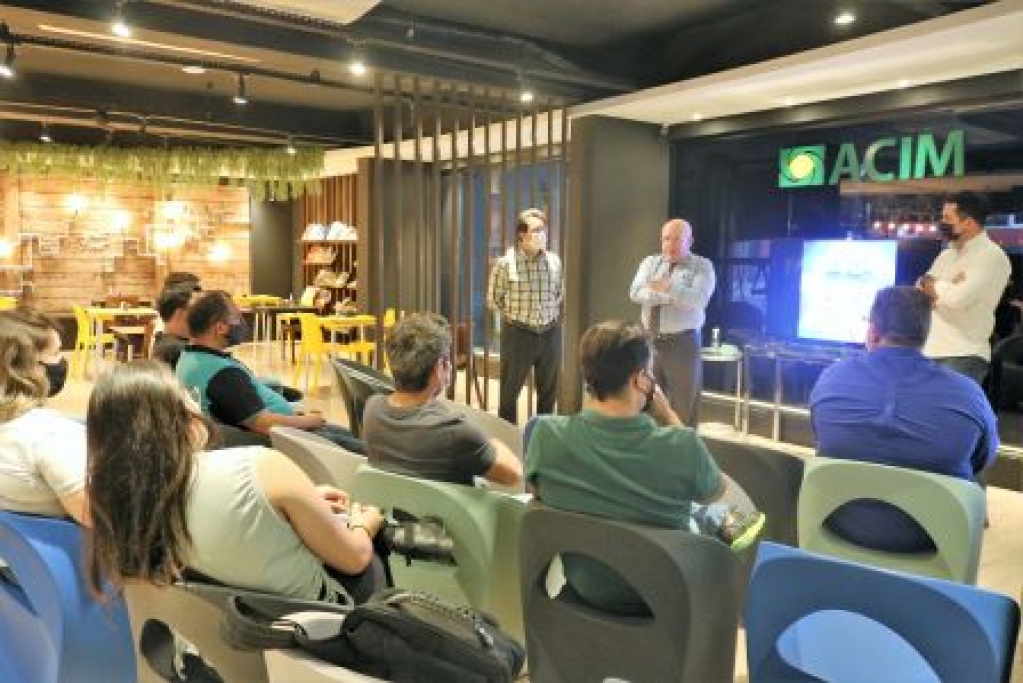 Comerciantes discutem mudança de horários aos sábados e acordo de trabalho Comerciantes discutem mudança de horários aos sábados e acordo de trabalho