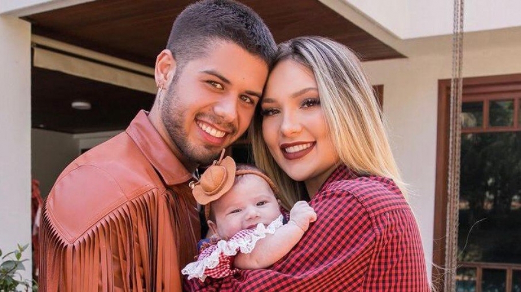 Filha de Virgínia e Zé Felipe faz passaporte com apenas três meses Filha de Virgínia e Zé Felipe faz passaporte com apenas três meses