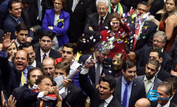 Câmara vota abertura de impeachment contra Dilma