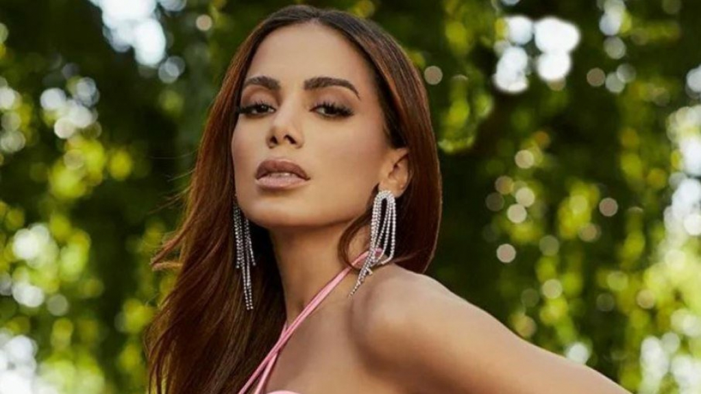 Anitta lançará perfume para 'tororó' após polêmica: 'Fazer dinheiro'