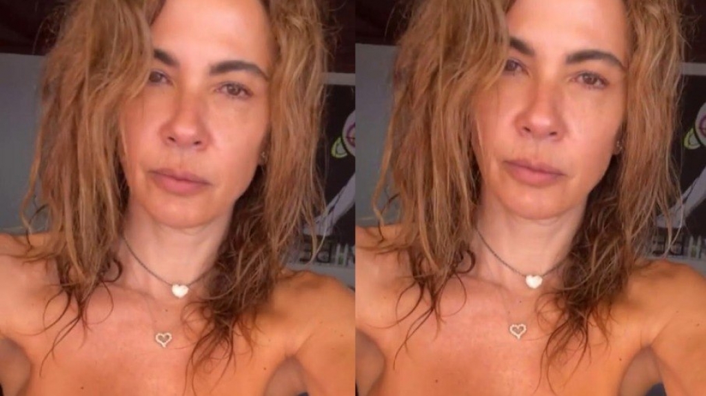 Luciana Gimenez faz topless durante férias em Ibiza