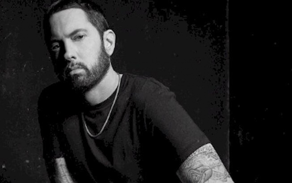 Eminem ultrapassa 1 bilhão de streams com "Without Me" no Spotify Eminem ultrapassa 1 bilhão de streams com "Without Me" no Spotify