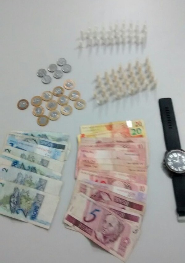 PM apreende drogas e prende dois suspeitos