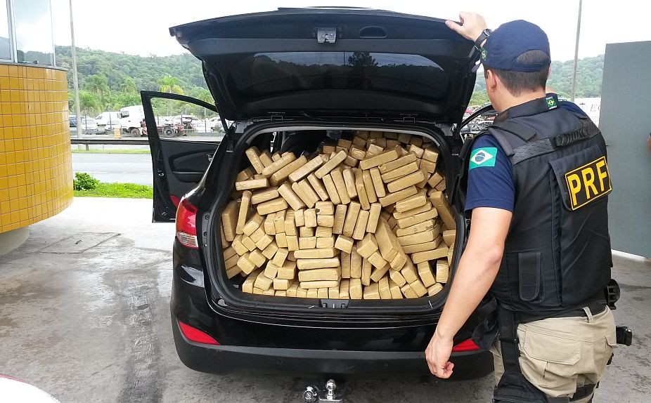 Menor é preso com 800kg de maconha em carro com placa falsa de Penápolis