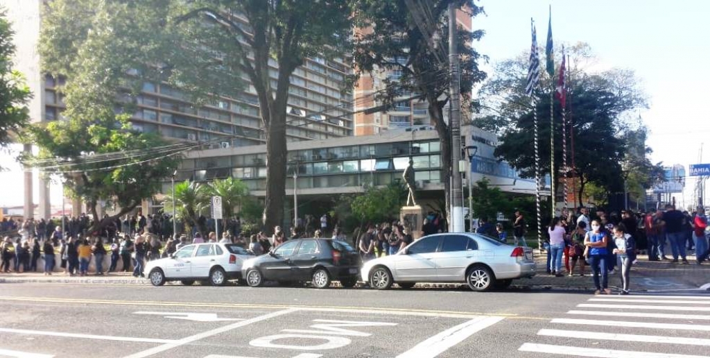 Vídeo - Servidores protestam na prefeitura de Marília; assembleia vai votar rumo do movimento