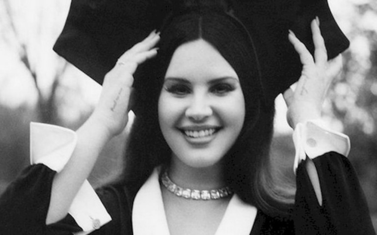 Lana Del Rey afirma estar com "raiva". Entenda