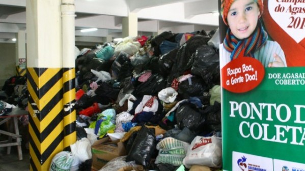 Campanha coleta agasalhos em casas no domingo