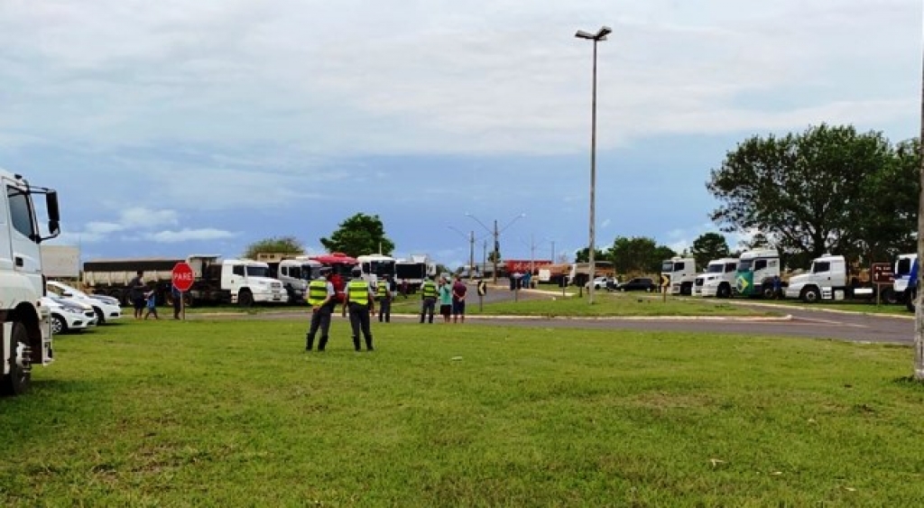 protestoem rodovia na região de Prudente – Reprodução/Bill Paschoalotto-TV Fronteira