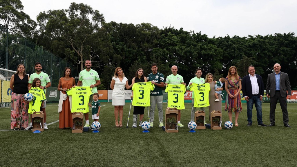 Abel Ferreira e comissão técnica são homenageados pelos três anos no Palmeiras