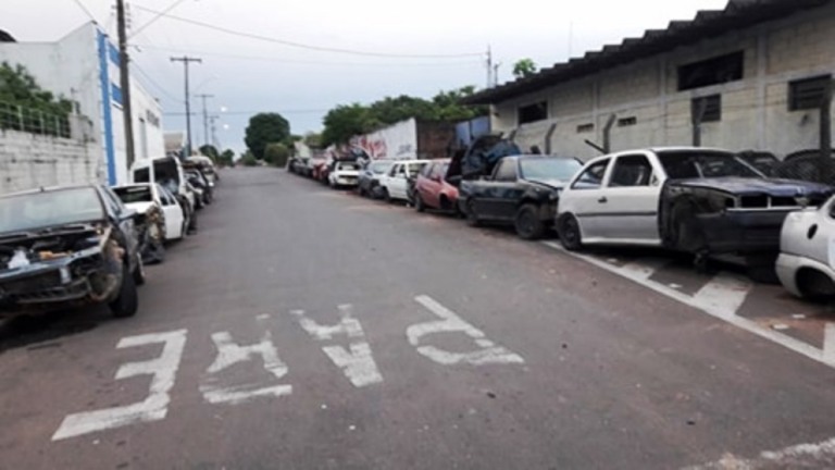 VC no Giro – Loja de peças cria “rua das carcaças”; Gaoc manda tirar