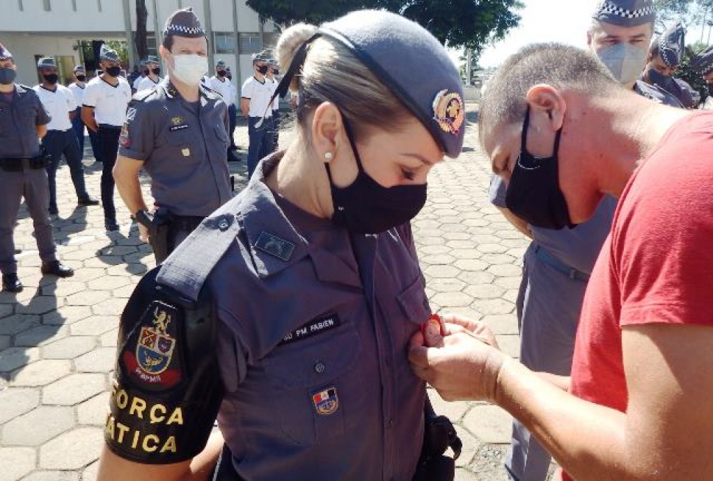 Fabien recebe medalha no batalhão: entrega com participação do marido, Odair – Divulgação