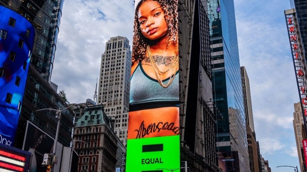 "Consegui quebrar um tabu", diz MC Dricka ao estampar telão na Times Square