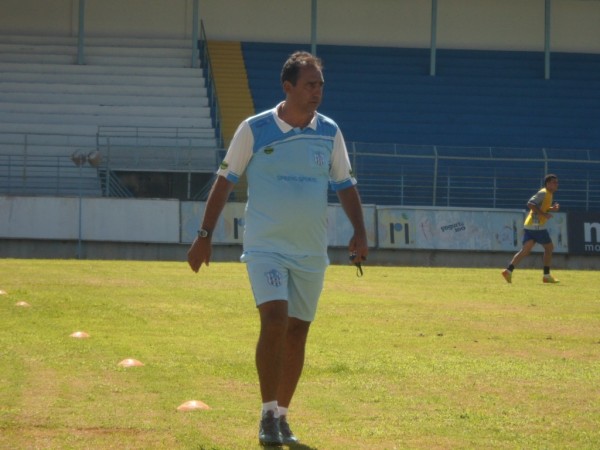 Técnico Luís dos Reis comanda treino tático nesta terça – foto: Ricardo Prado/Divulgação