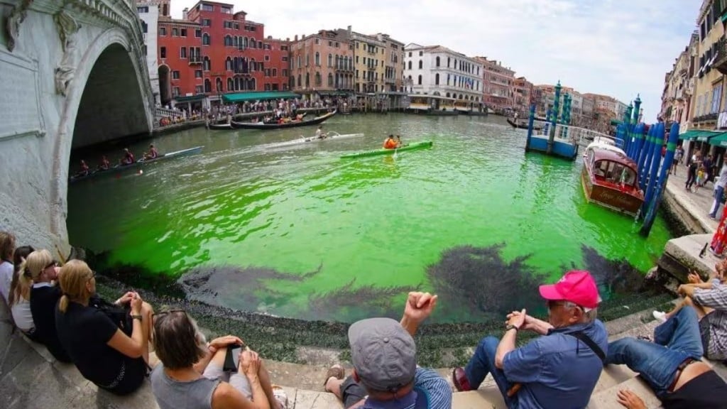 Reprodução/Twitter – 30.05.2023 Mancha verde no Canal Grande de Veneza