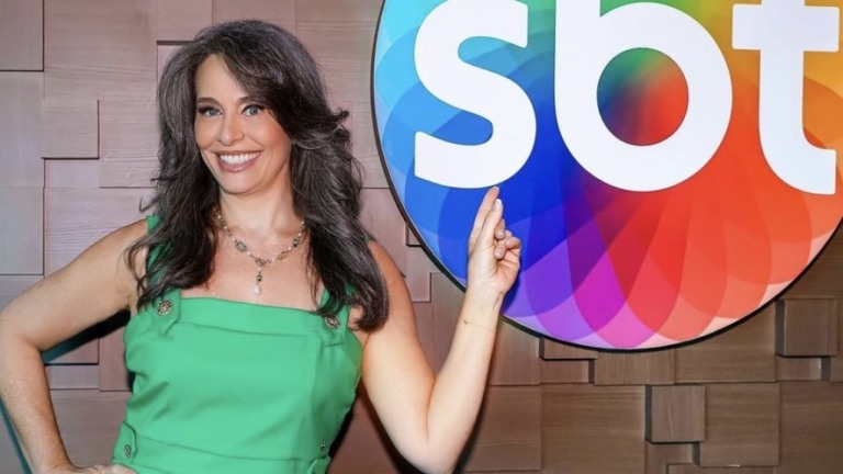 Carla Vilhena desiste de ir curtir a folia no Rio: "Derrubada na cama"