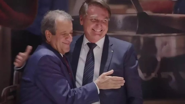 Bolsonaro deve voltar ao Brasil em abril, diz presidente do PL