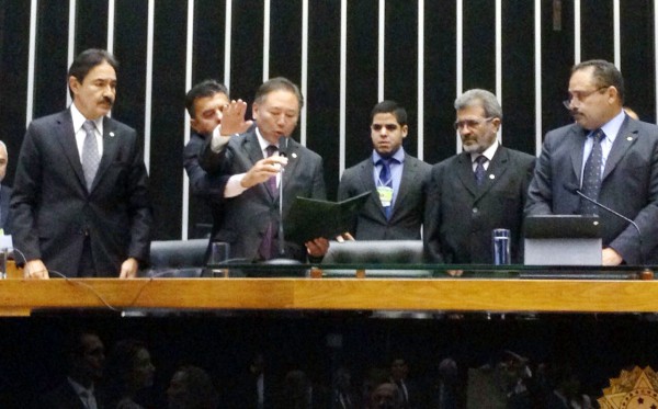 Walter Ihoshi faz juramento e assume vaga como deputado