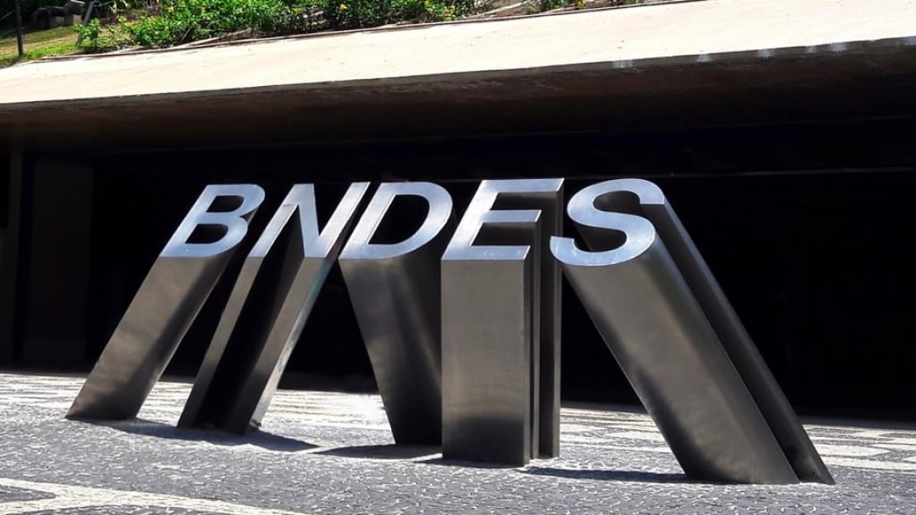 Indústria do saneamento é "máquina de gerar emprego", diz diretor do BNDES