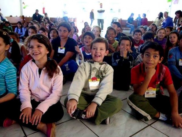 Igreja promove Escola Bíblica de Férias e atrai crianças