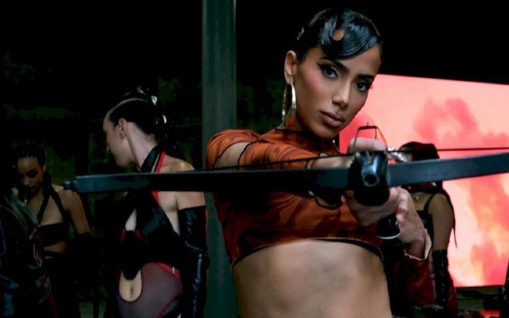 Anitta se une a Saweetie no single e clipe de "Faking Love" Anitta se une a Saweetie no single e clipe de "Faking Love"