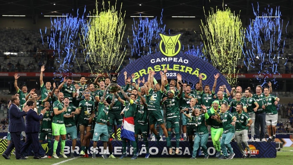 Dudu e Gustavo Gómez, levantam o troféu da conquista do Campeonato Brasileiro, no Mineirão | Foto: Cesar