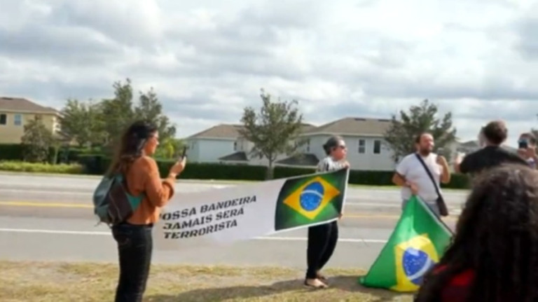 Bolsonarista ataca grupo de manifestantes contra Bolsonaro nos EUA
