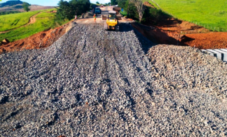 Obras na SP-333 devem acabar em abril dois meses após cratera na pista