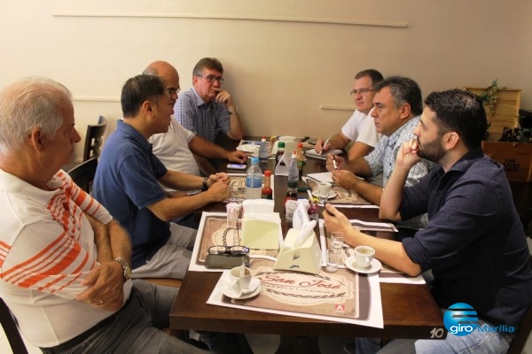 Walter Ihoshi com Marcos Rezende e Nelson Mora, do PSD Marília, durante coletiva de imprensa