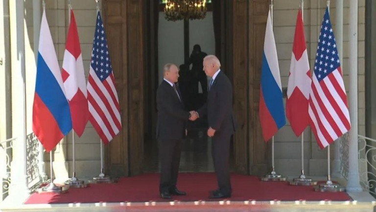 Biden prevê banir petróleo russo nesta terça; Rússia deve revidar