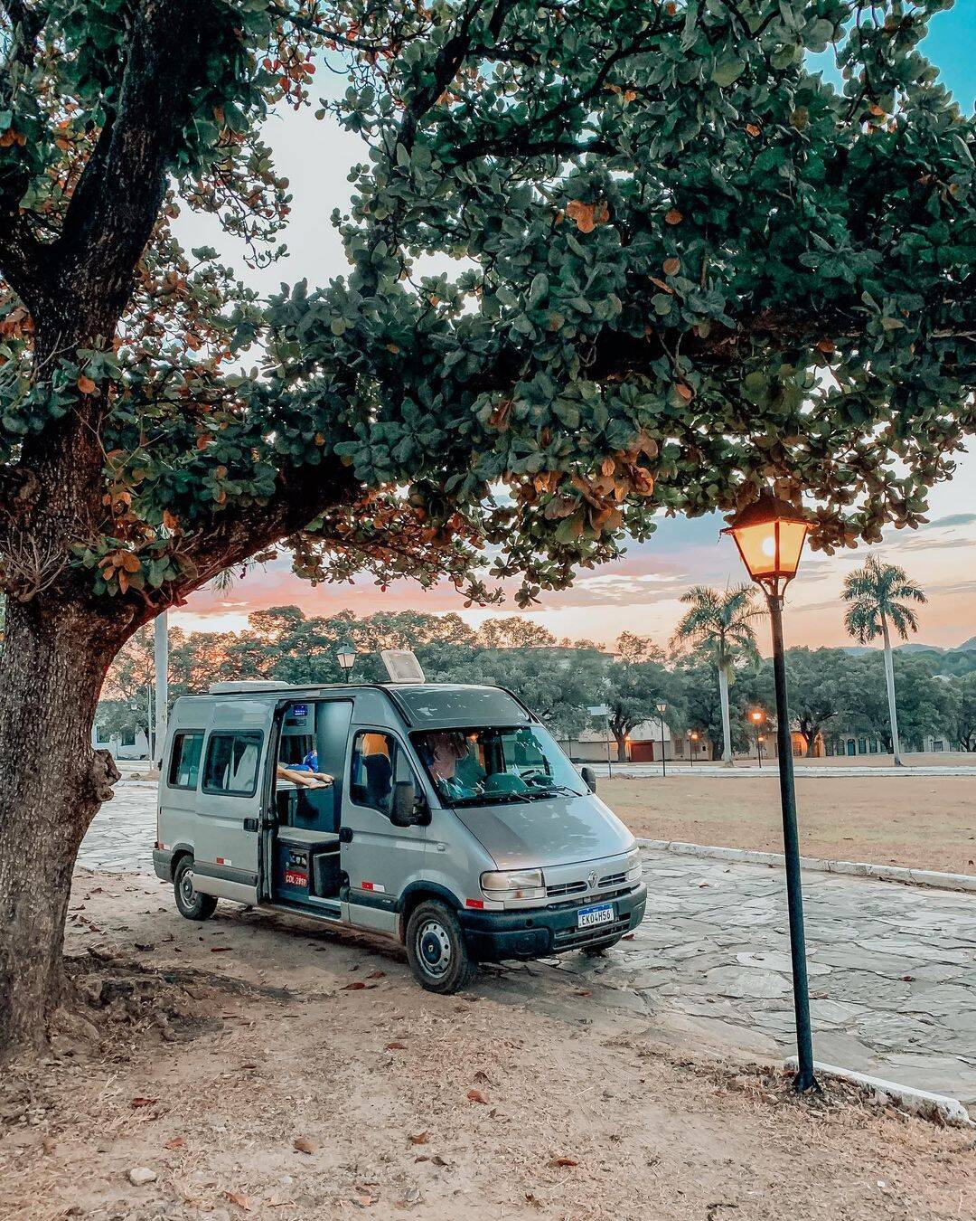 Família deixa carreira e apartamento para viver em motorhome; 