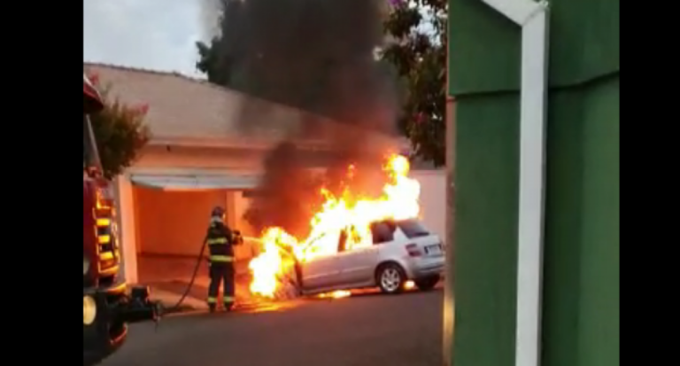 Incêndio destrói carro em frente a casa na zona leste de Marília