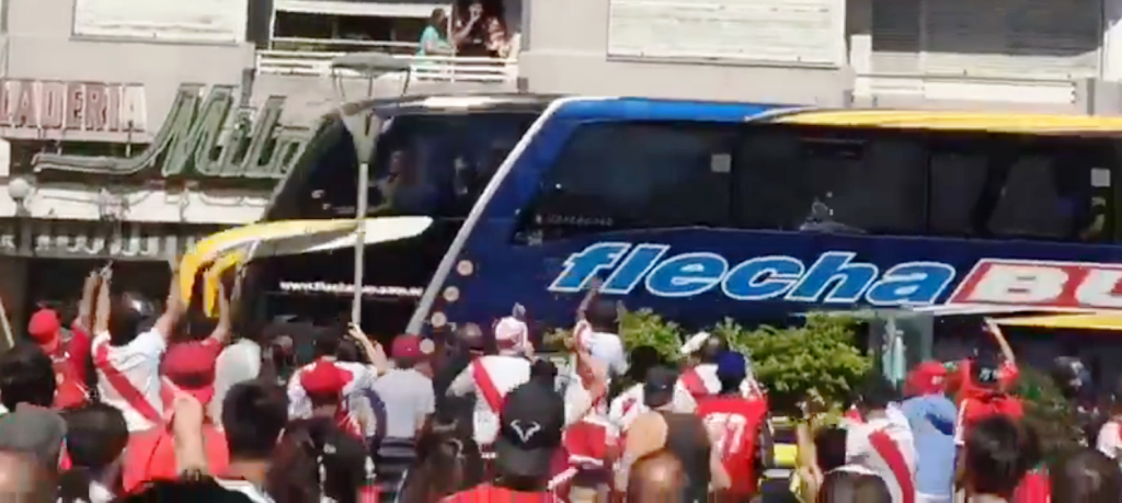 Torcedores atacam ônibus de jogadores na Argentina