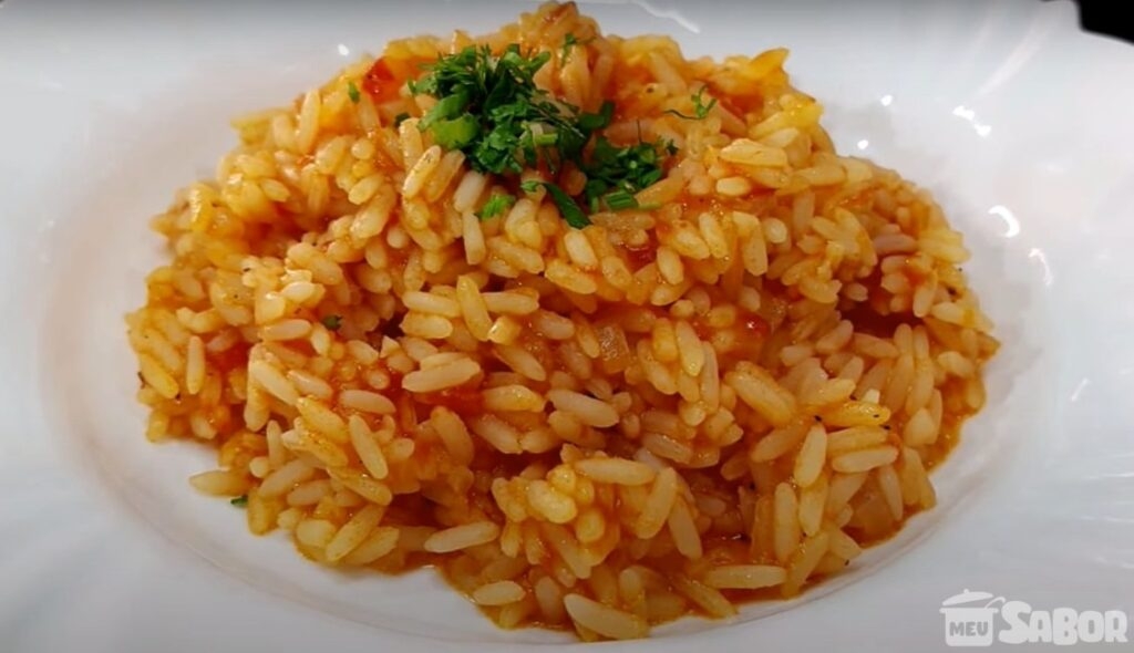 Aprenda a fazer Arroz de Tomate super fácil e gostoso