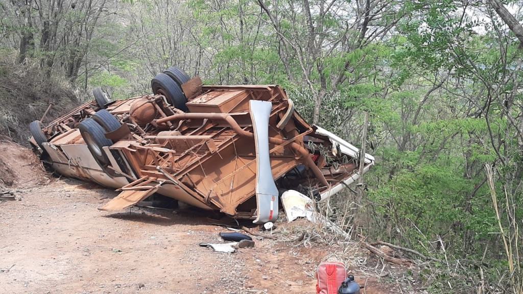 Ônibus com trabalhadores rurais tomba em estrada de Paulópolis e deixa feridos