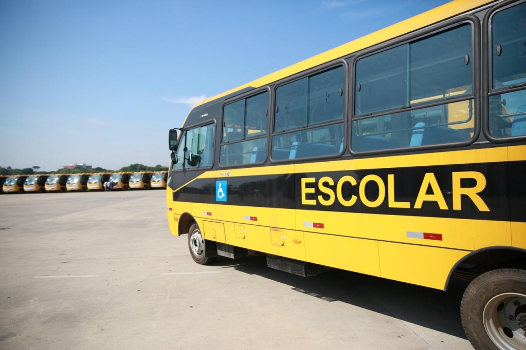 Educação entrega ônibus para transporte de alunos em 20 cidades da região