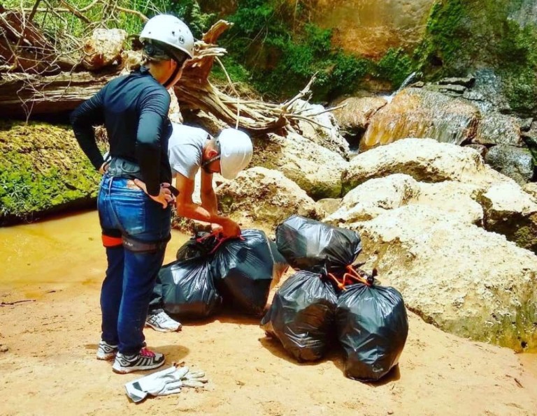 Voluntários retiram 14 sacos de lixo de cachoeira; limpeza ganha apoio