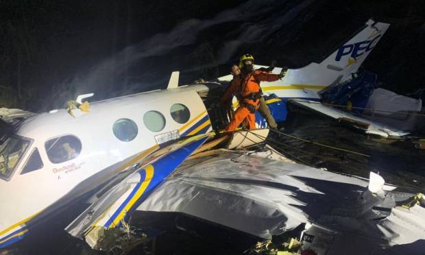 Cantora Marília Mendonça, seu produtor Henrique Ribeiro, tio e assessor Abicieli Silveira Dias Filho, além do piloto e co-pilto do avião, cujos nomes foram preservados. Foto: Corpo de Bombeiros Militar de Minas Gerais (CBMMG)