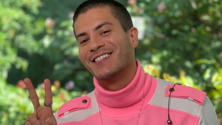 Arthur Aguiar encontra fãs após 'BBB 22' e ironiza: "Cheio de robôs"