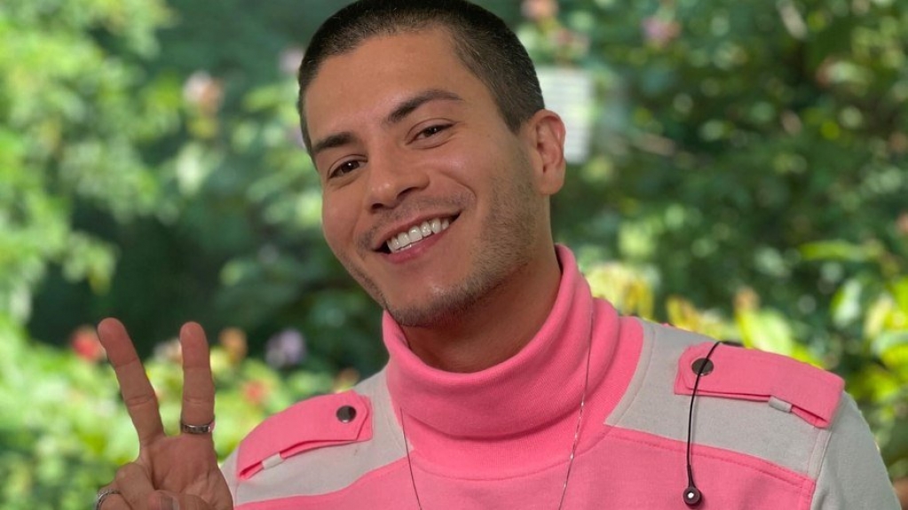 Arthur Aguiar encontra fãs após 'BBB 22' e ironiza: "Cheio de robôs" Arthur Aguiar encontra fãs após 'BBB 22' e ironiza: "Cheio de robôs"
