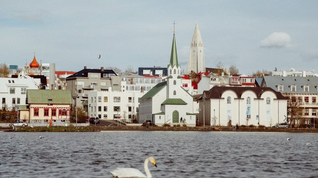 Reykjavik é chamada de cidade do gelo e do fogo e tem sol por 24h