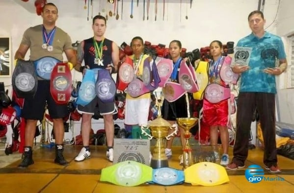 Equipe de boxe mostra troféus e medalhas das últimas competições – divulgação