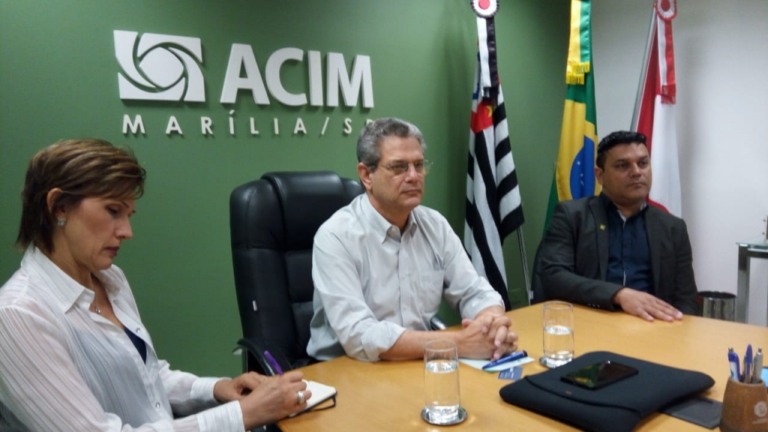 Consultores Marcia Santini e Silvio Barros com presidente da acim, Adriano Luis Martins
