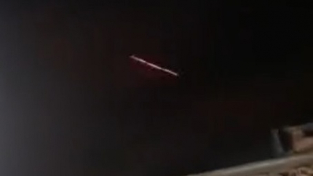 Vídeo: balas traçantes cruzam o céu em confronto de facções em morro do Rio