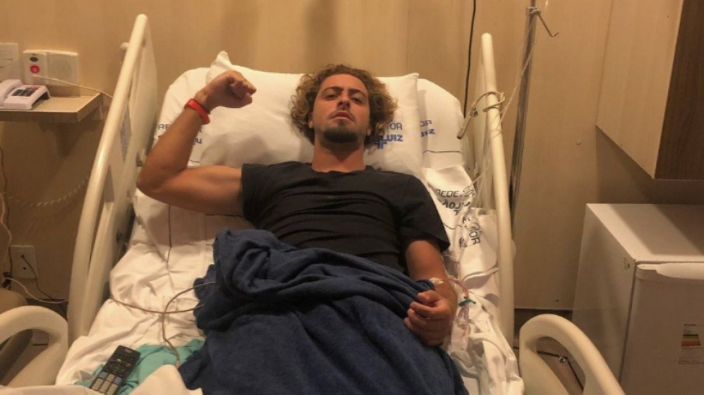 Ex-ator de 'Malhação' sofre acidente e fratura três vértebras Ex-ator de 'Malhação' sofre acidente e fratura três vértebras
