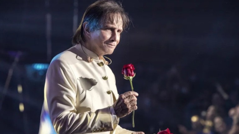 Roberto Carlos faz show para 500 pessoas e recebe Luísa Sonza no palco: ‘Fortaleza’