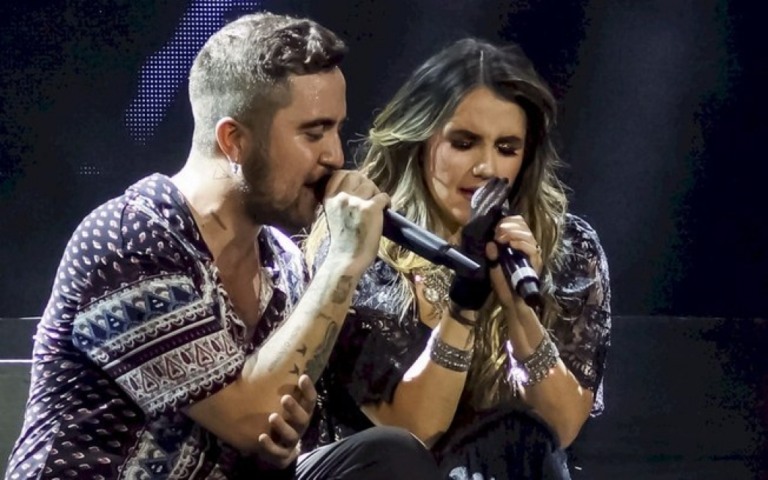 Dulce María é recebida com euforia do público em sua volta aos palcos