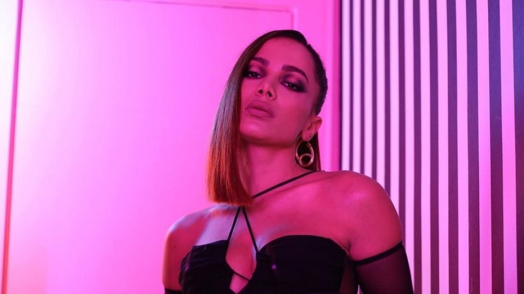 Anitta revela o que carrega em seu kit sexo Anitta revela o que carrega em seu kit sexo