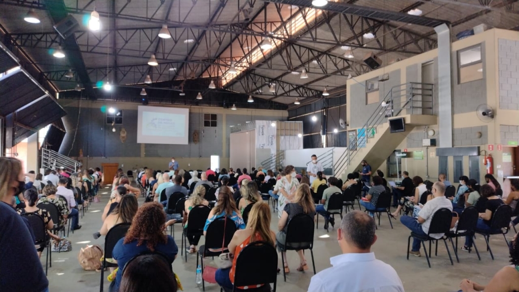 Educação estadual reúne dezenas para exibir vídeos em Marília; servidores criticam Educação estadual reúne dezenas para exibir vídeos em Marília; servidores criticam
