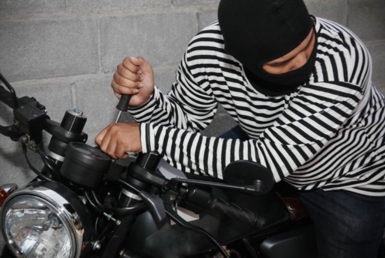 Denúncia por rede social auxilia localização de moto furtada em Marília