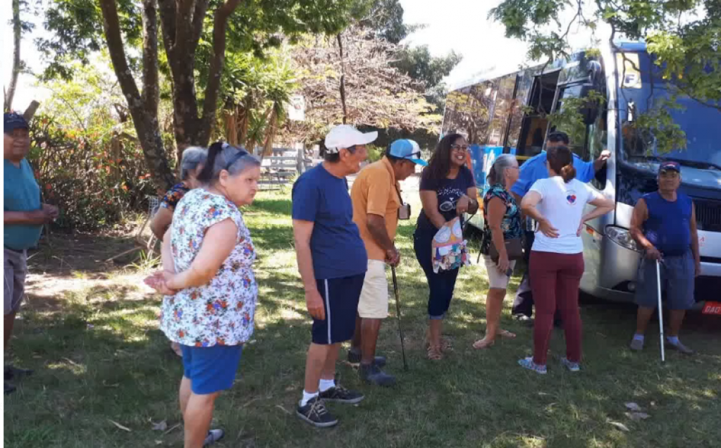 ‘Amigos do Bar’ levam  idosos para passeio em ‘fazendinha’